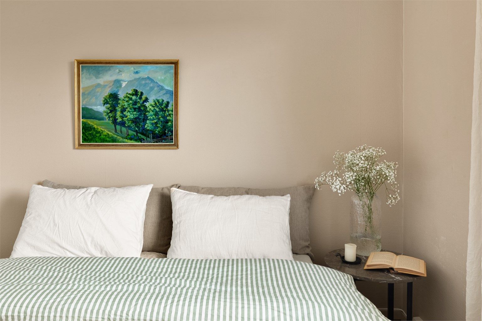 Rommet er av god størrelse og kan enkelt innredes med dobbeltseng og nattbord.