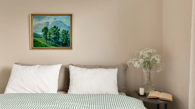 Rommet er av god størrelse og kan enkelt innredes med dobbeltseng og nattbord.