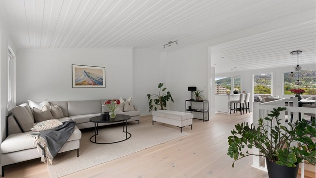 Rommet har gode møbleringsmuligheter med plass for sofagruppe, TV-seksjon, spisegruppe og annet passende møblement