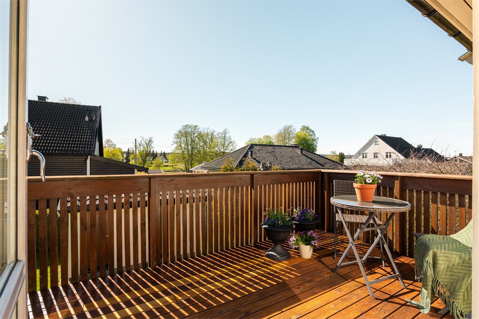Vestvendt altan - solfylt fra sen formiddag til sen kveld sommerstid. 
Fotograf; Kristoffer Kristiansen.
