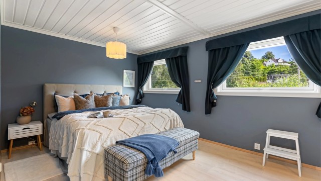 Romslig hovedsoverom med god plass til dobbeltseng og stor garderobeløsning.