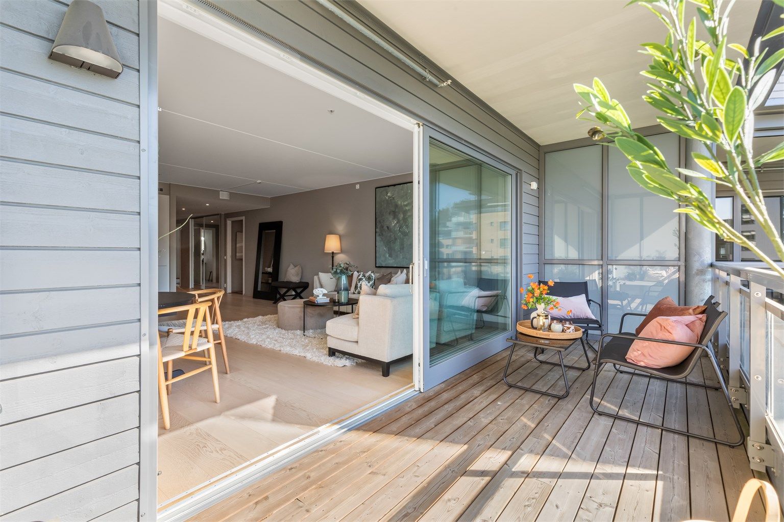 Hovedbalkongen har utgang fra stuen via store skyvedører. Foto: Oh Shots