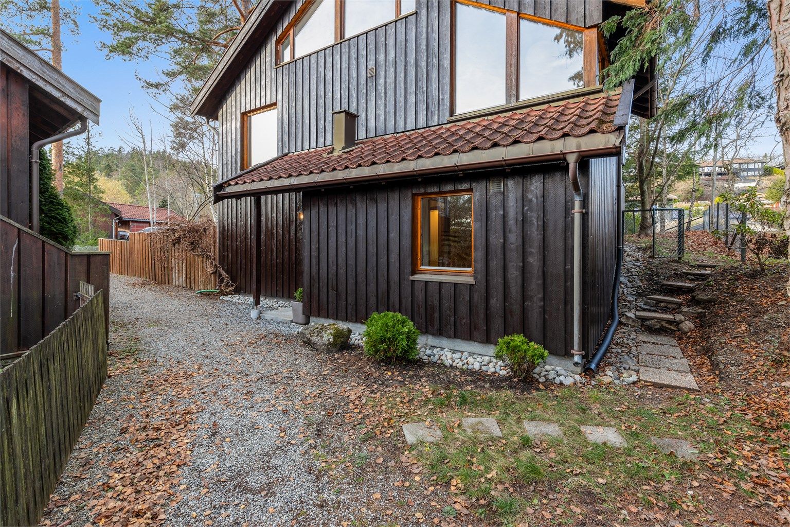 Eiertomt på 491 kvm. Tomt opparbeidet med gruslagte internveier, plenareal og diverse beplantning.