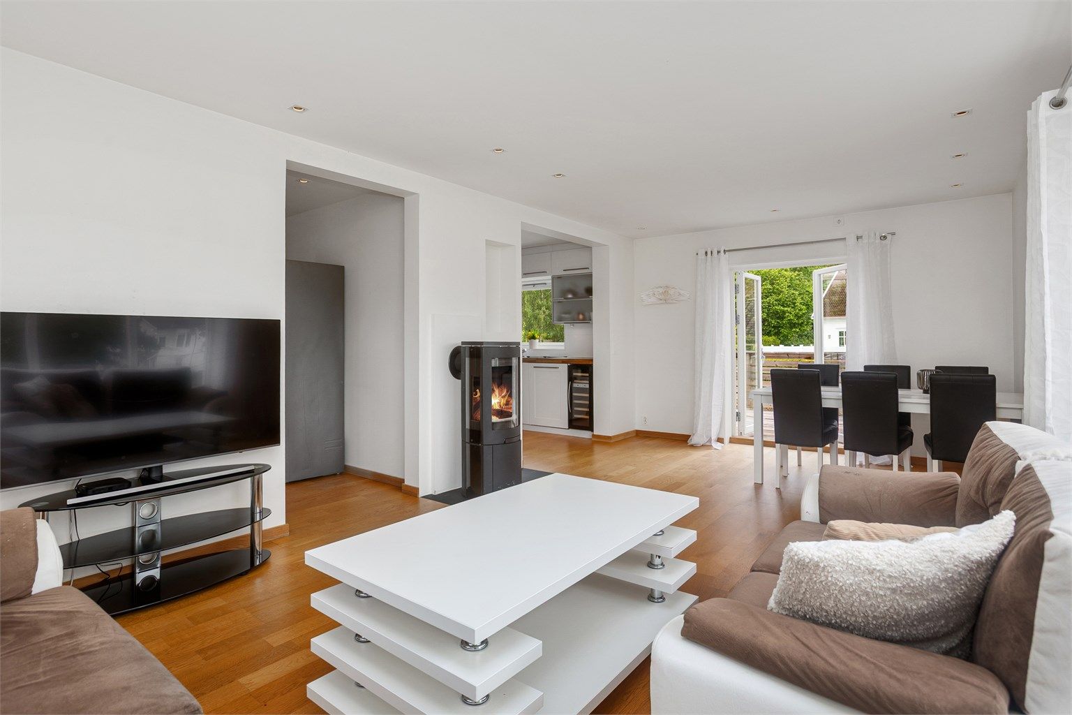 Delvis åpen stue/kjøkken løsning i hoveddelen