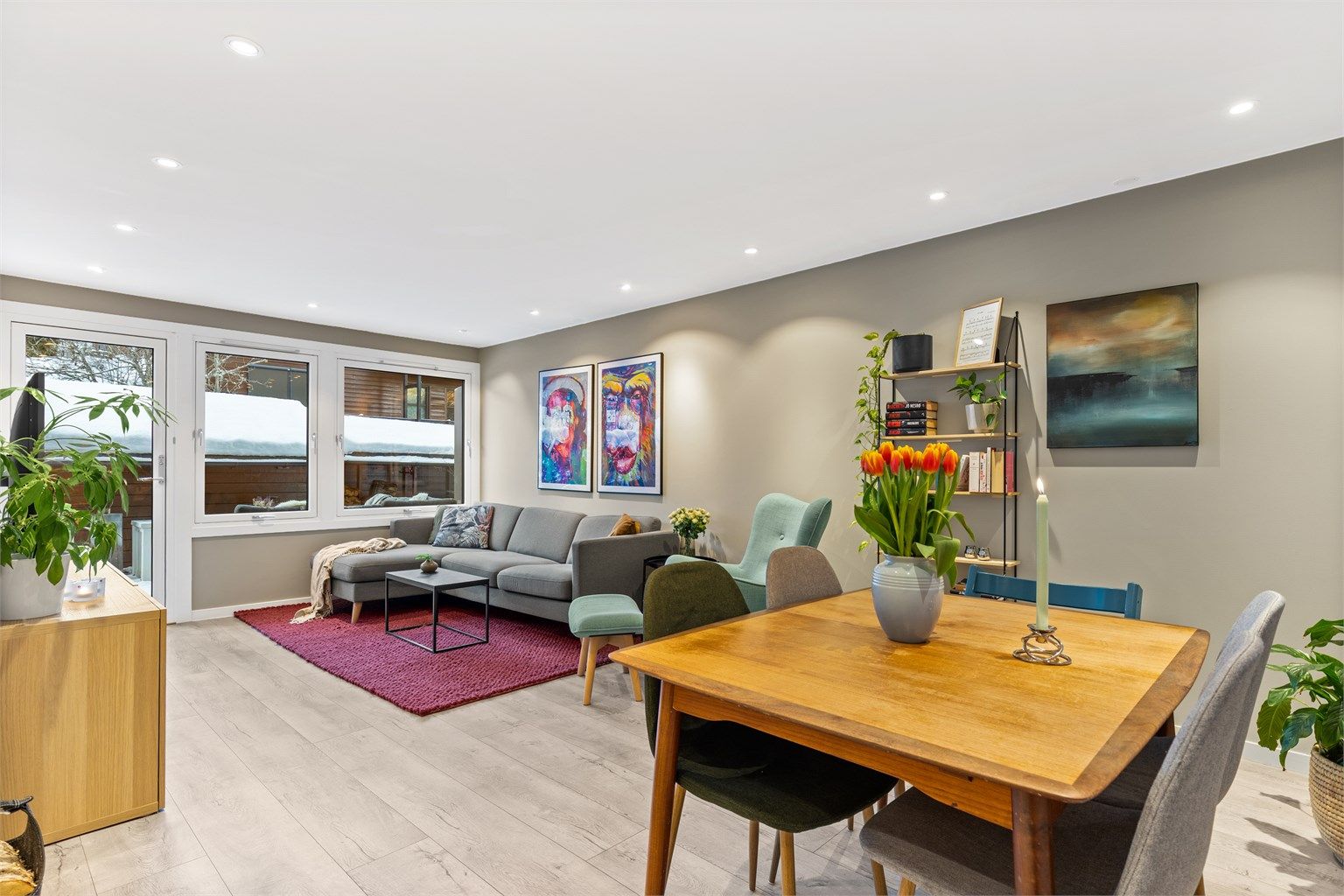 Boligens første etasje er et naturlig samlingspunkt, og består av stue, kjøkken og utgang til en romslig balkong. 