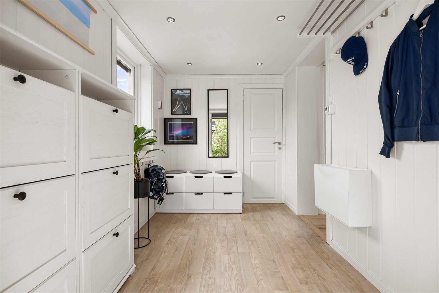Gangen har innfelte downlights og er et praktisk bindeledd mellom rommene i etasjen.