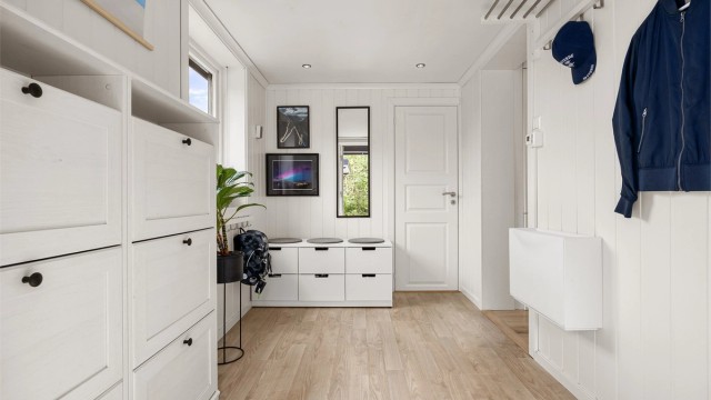Gangen har innfelte downlights og er et praktisk bindeledd mellom rommene i etasjen.
