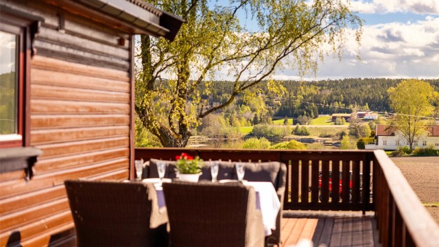 I åpent landskap på Tunøya ligger Finstadveien 82, med upåklagelige solforhold og flott utsyn til omgivelsene - Glomma inkludert. Fotograf; Kristoffer Kristiansen.
