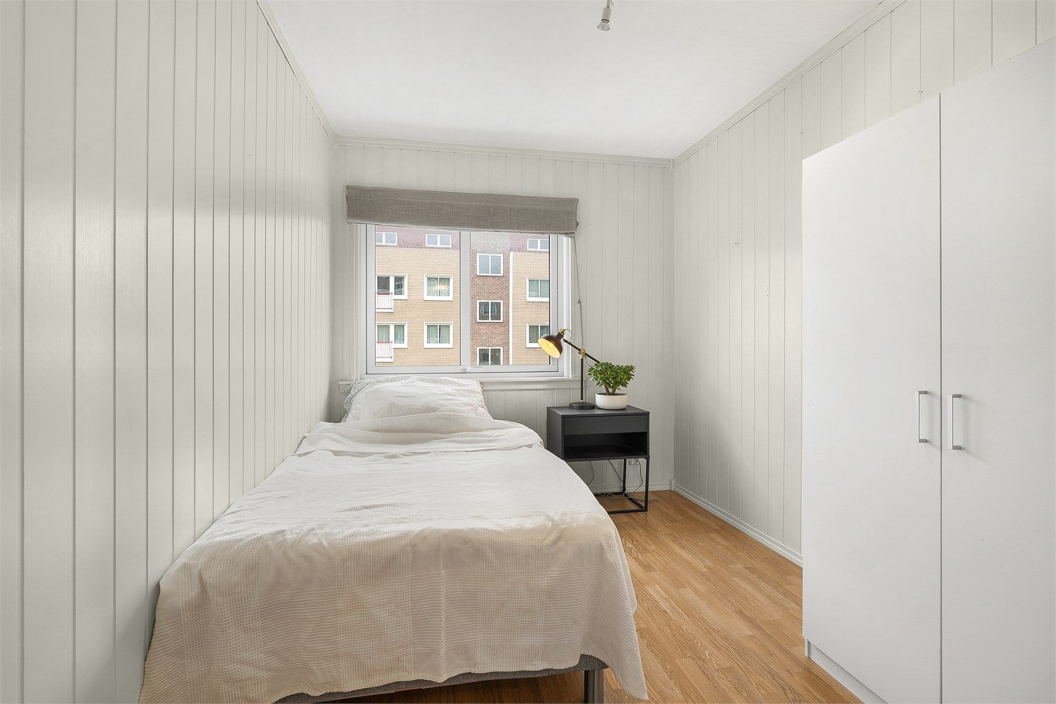 Leilighetens andre soverom passer utmerket som barnerom, gjesterom eller et separat hjemmekontor.