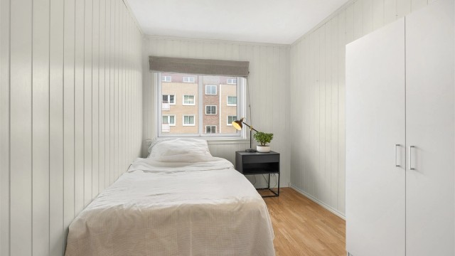 Leilighetens andre soverom passer utmerket som barnerom, gjesterom eller et separat hjemmekontor.