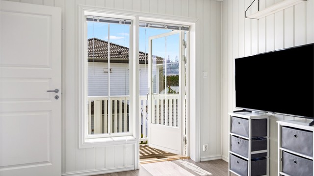 Balkongdør og vindu slipper inn rikelig med dagslys.
