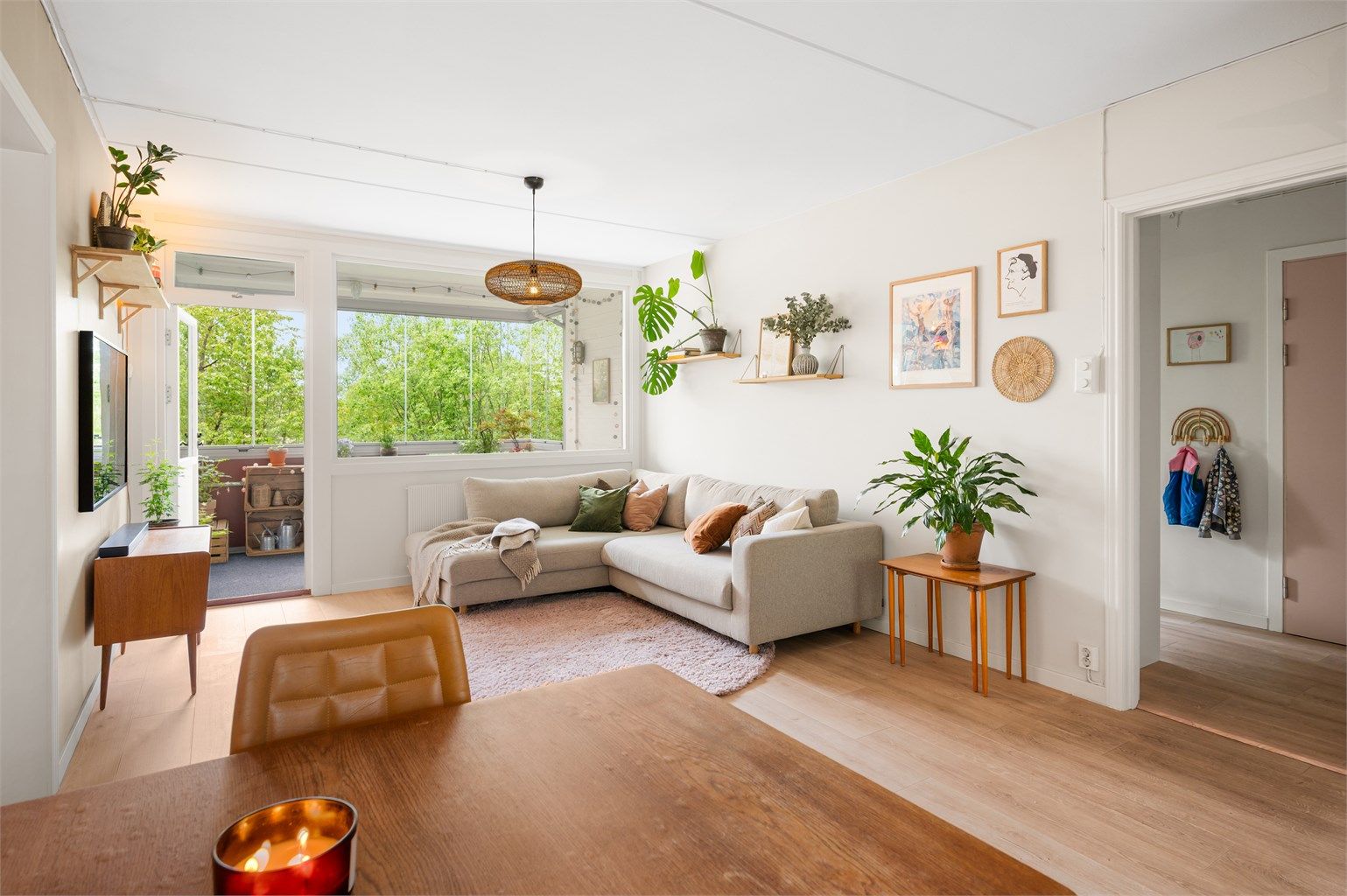 Lys og romslig stue som enkelt kan møbleres etter egen stil og personlige ønske. 