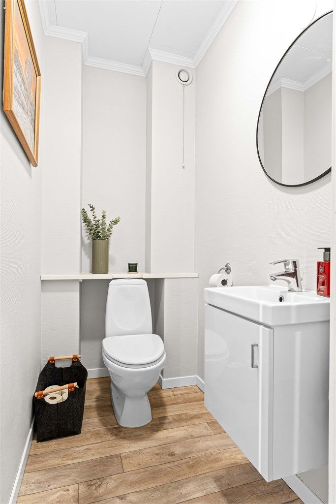 Toalettrommet i hallen er alltid fint å ha når gjester er på besøk.