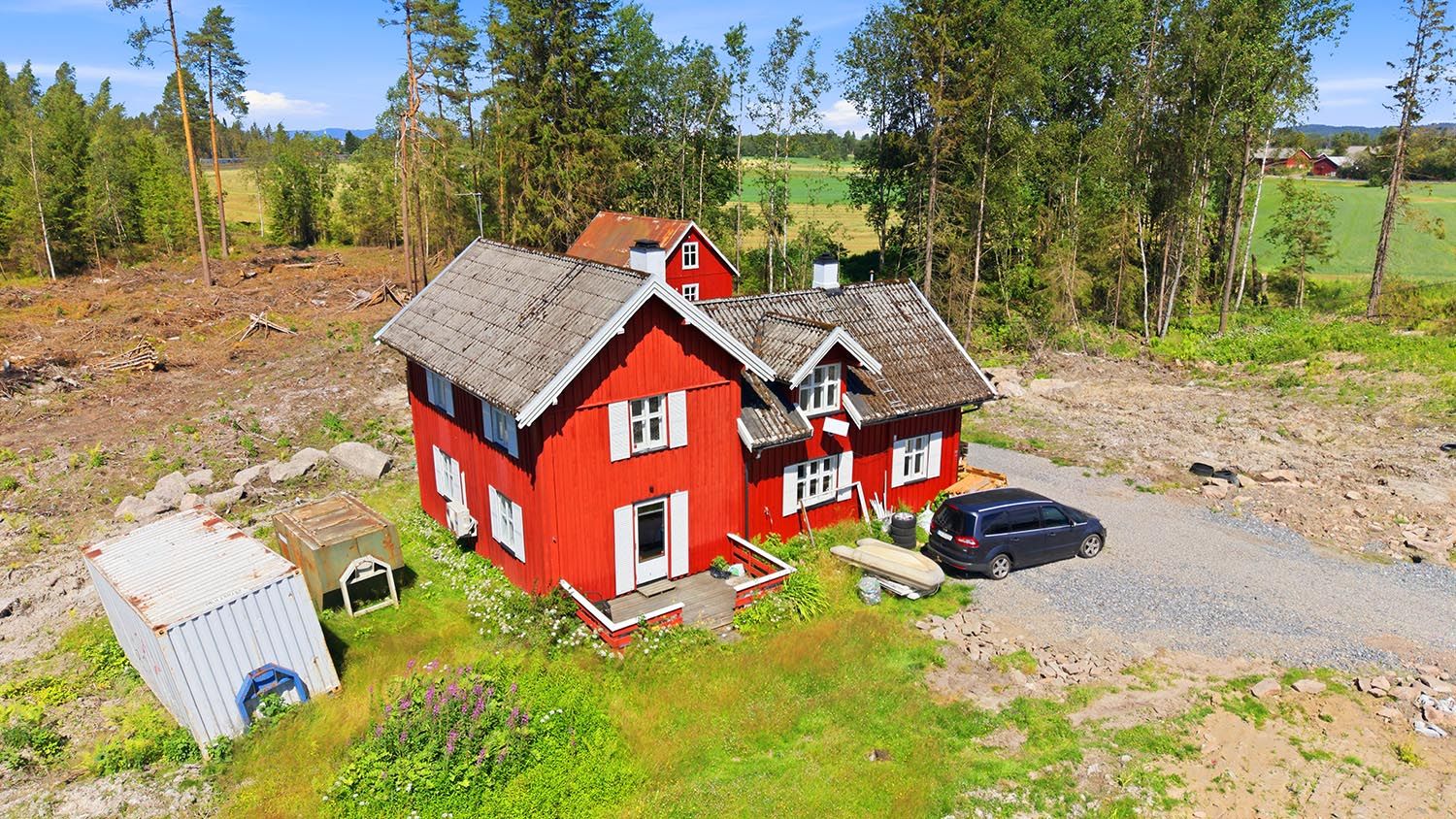 Eiendommen selges som et renoveringsobjekt. Bygningen er SEFRAK-registrert.