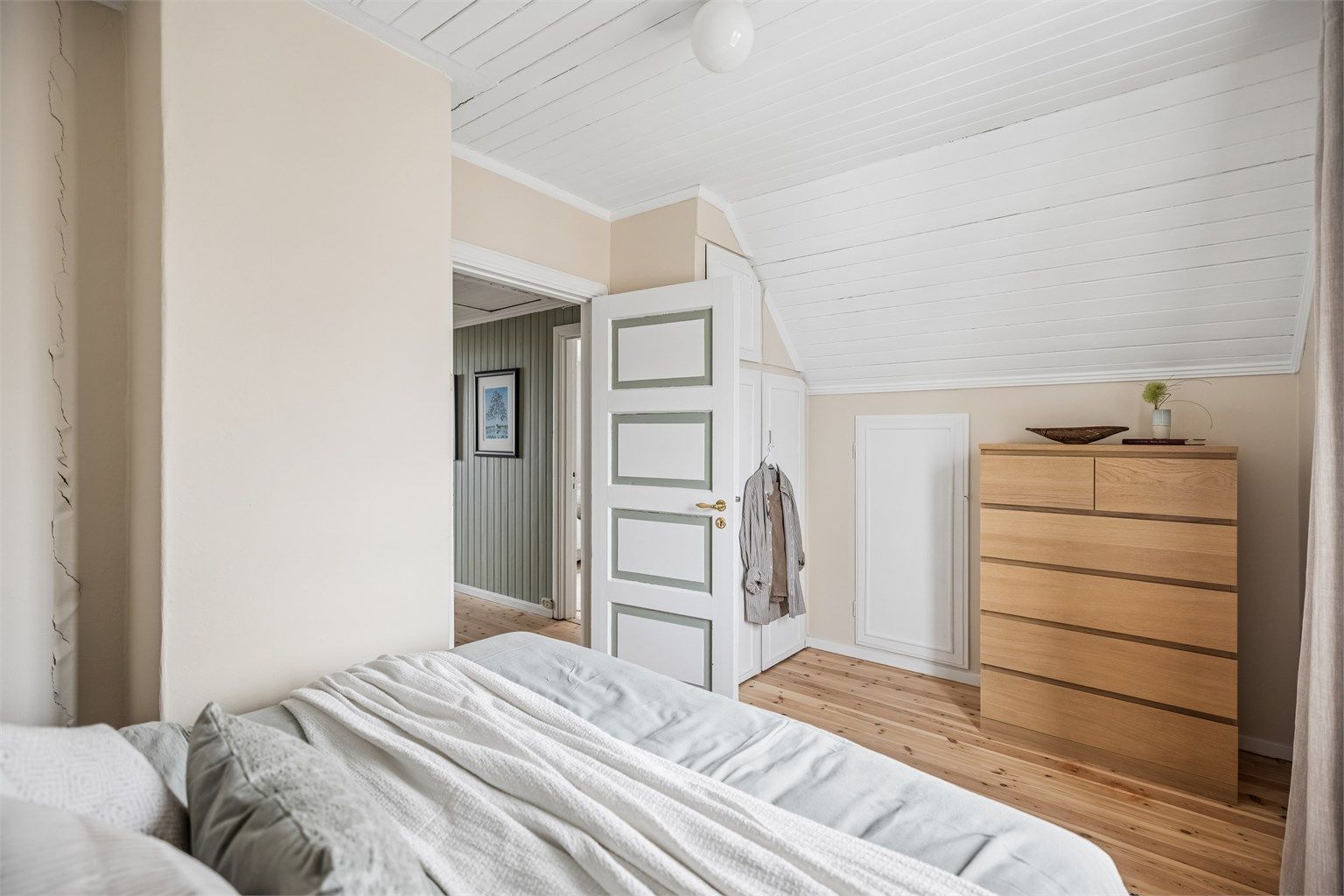 Koselig hovedsoverom med plassbygde skap.