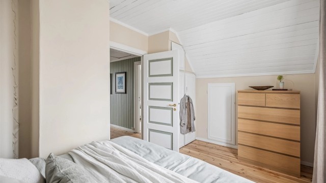 Koselig hovedsoverom med plassbygde skap.