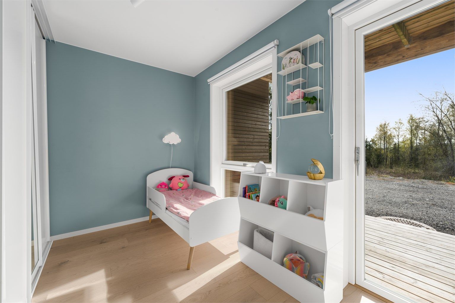 Det ene av barnerommene har direkte utgang til uteområdet på baksiden av boligen.