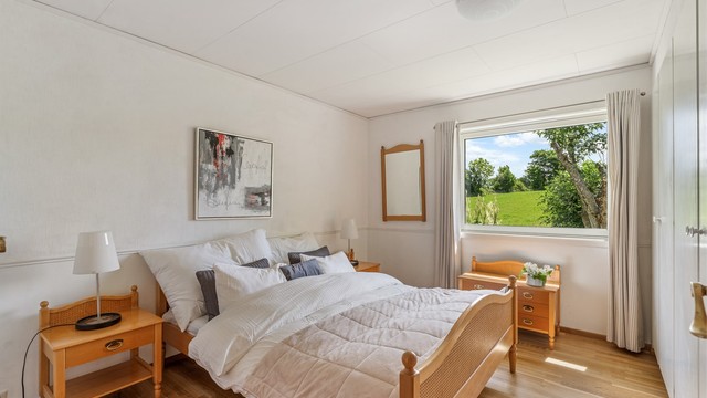 Hovedsoverommet har romslige garderobeskap og direkte adkomst til bad.