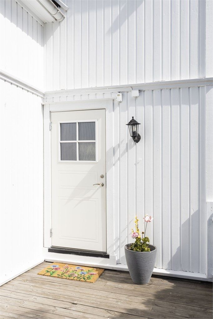 Hyggelig inngangsparti med verandabord. 