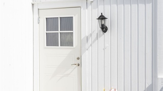 Hyggelig inngangsparti med verandabord.