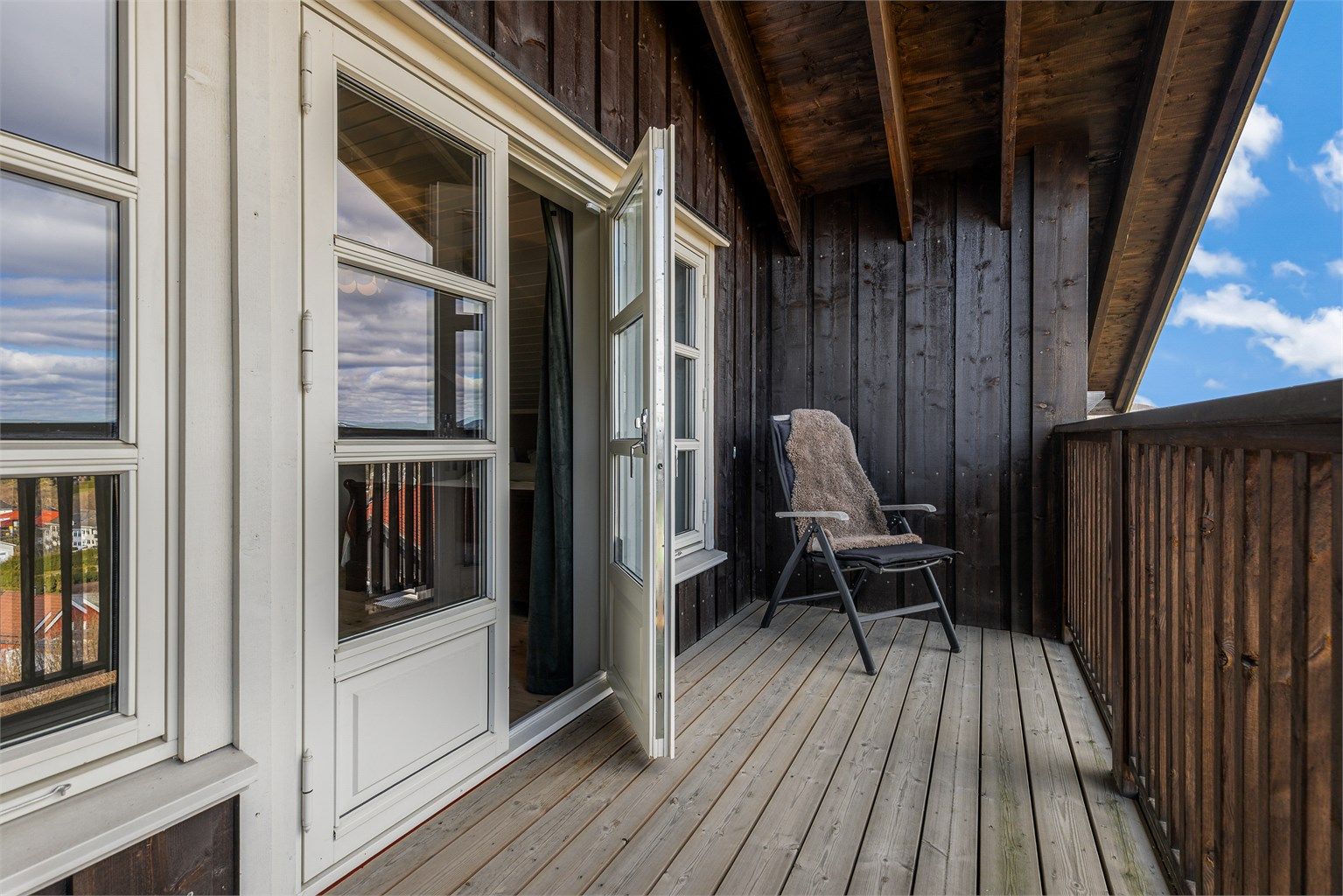 På terrassen med tilgang fra hovedsoverommet er det plass til stoler og et mindre kafébord.