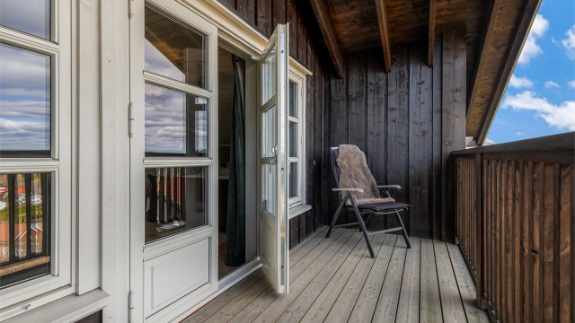 På terrassen med tilgang fra hovedsoverommet er det plass til stoler og et mindre kafébord.