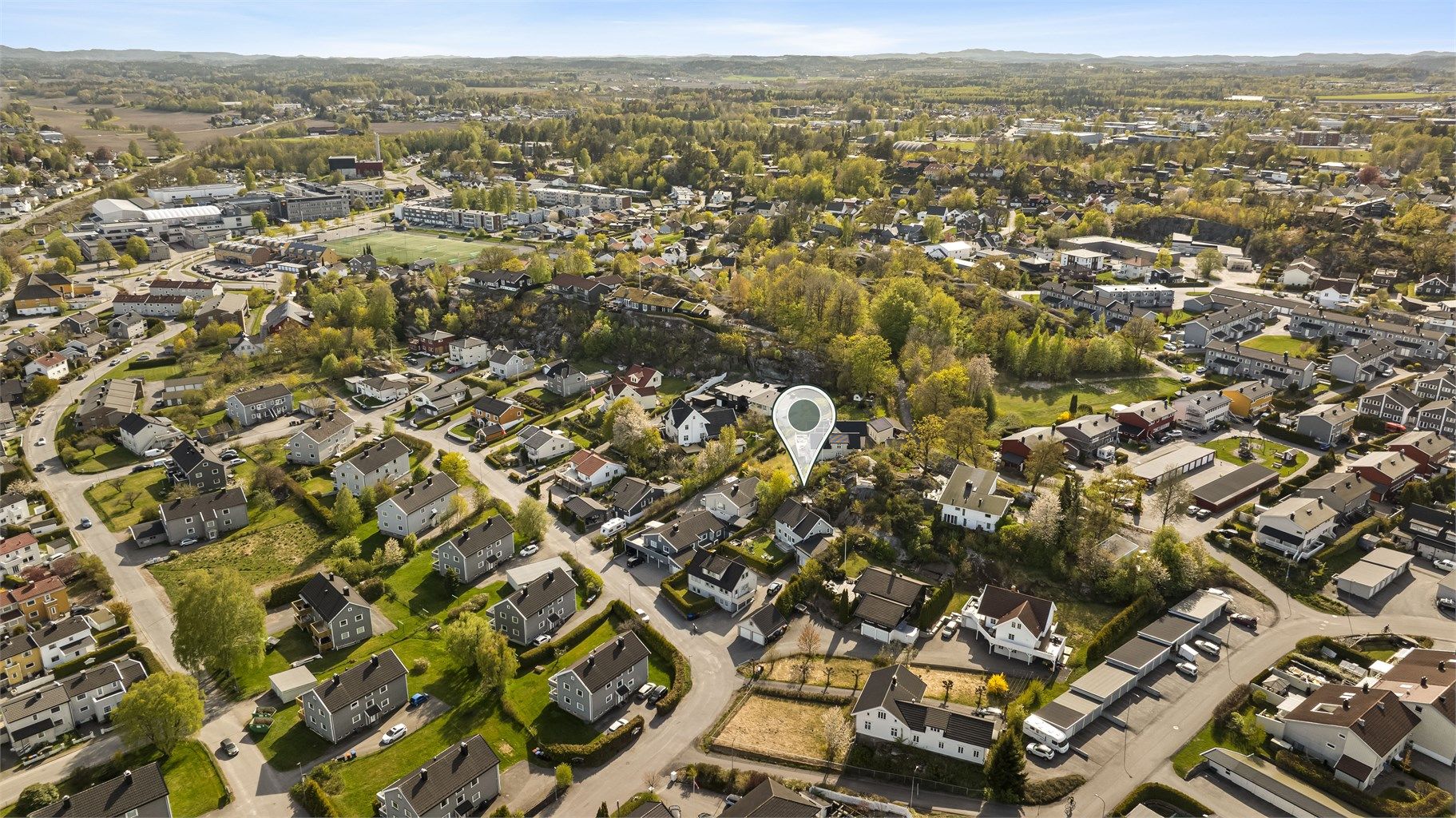 Det er kort vei til skoler som Sandefjord vgs., samt flere barnehager og dagligvarebutikker.