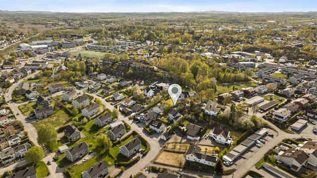 Det er kort vei til skoler som Sandefjord vgs., samt flere barnehager og dagligvarebutikker.