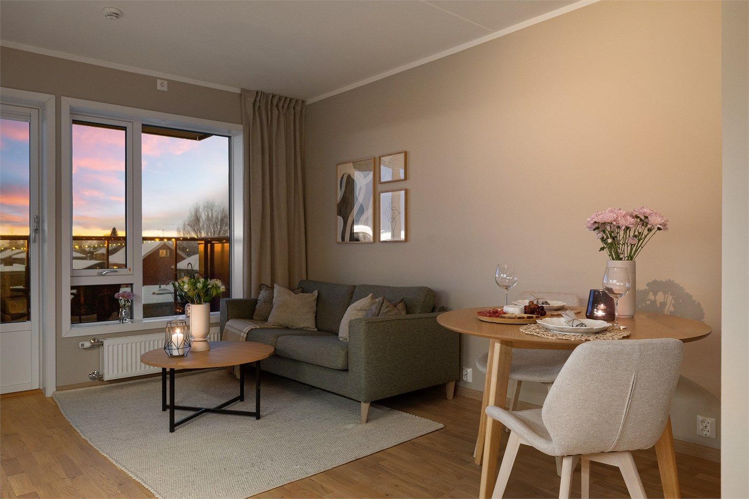 Stuen har plass til både sofagruppe og spisebord.