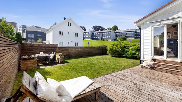 Om lag halvparten av plenarealet er opparbeidet over på annen manns eiendom.