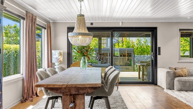 De store vindusflatene slipper inn rikelig med naturlig lys.