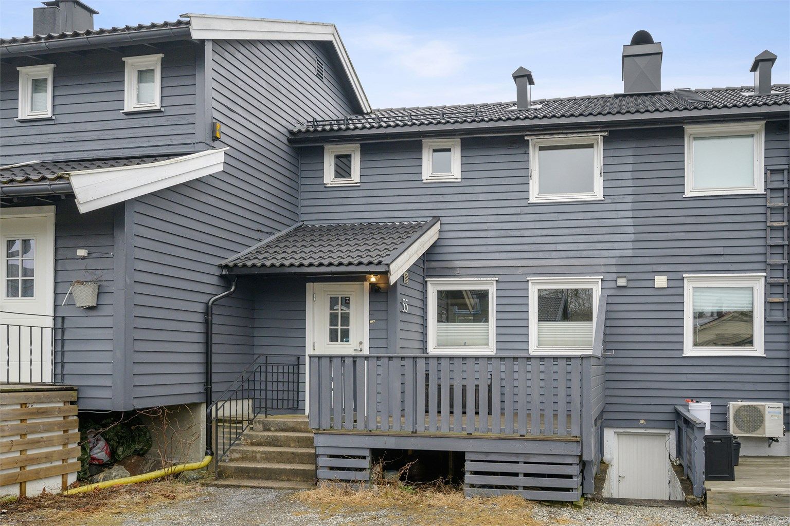 Hyggelig adkomst til boligen via gruslagt gårdsplass -2 biloppstillingsplasser foran boligen, samt gjesteparkering ved felles gårdsplass 