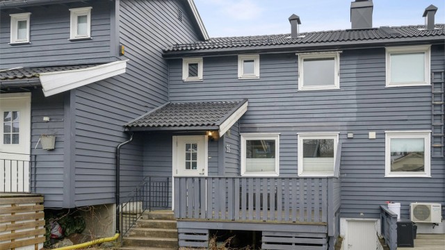 Hyggelig adkomst til boligen via gruslagt gårdsplass -2 biloppstillingsplasser foran boligen, samt gjesteparkering ved felles gårdsplass