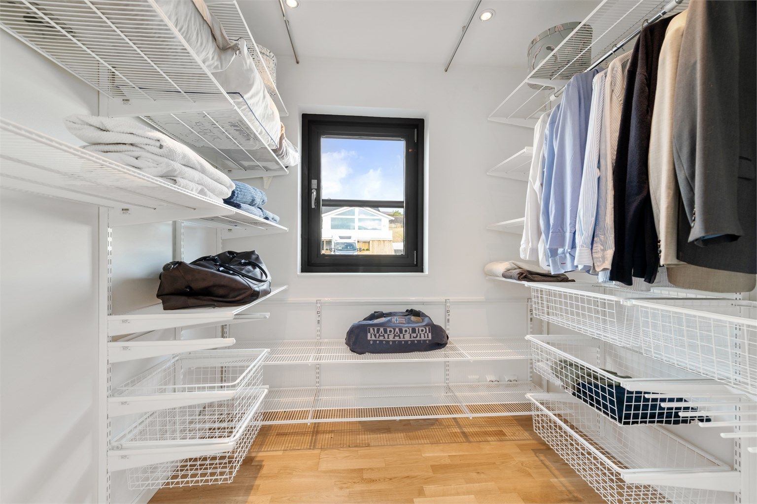 Stor innvendig bod benyttet som garderoberom med gode oppbevaringsmuligheter