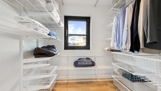 Stor innvendig bod benyttet som garderoberom med gode oppbevaringsmuligheter