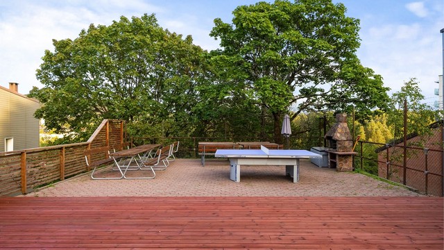 Borettslaget har felles uteplass med sittegrupper, grill og bordtennis.