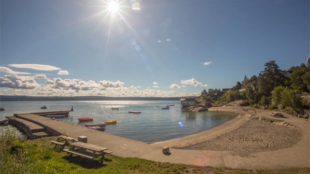 Ca 10 min gange til sandstrand på idylliske Hellvikstrand.