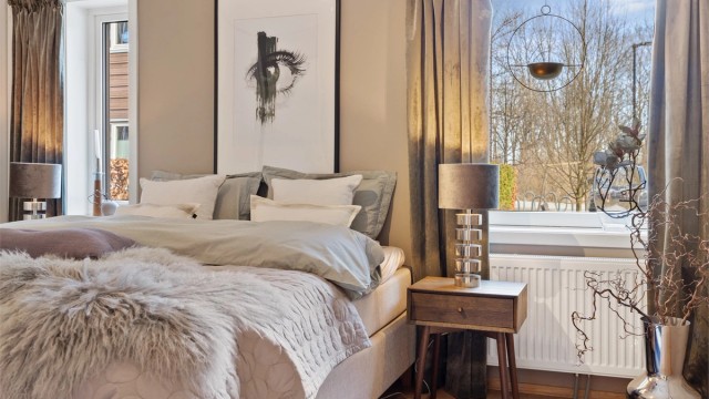 Leiligheten har 2 soverom. Hovedsoverommet har god plass til dobbeltseng med nattbord på hver side, samt et stort integrert garderobeskap.