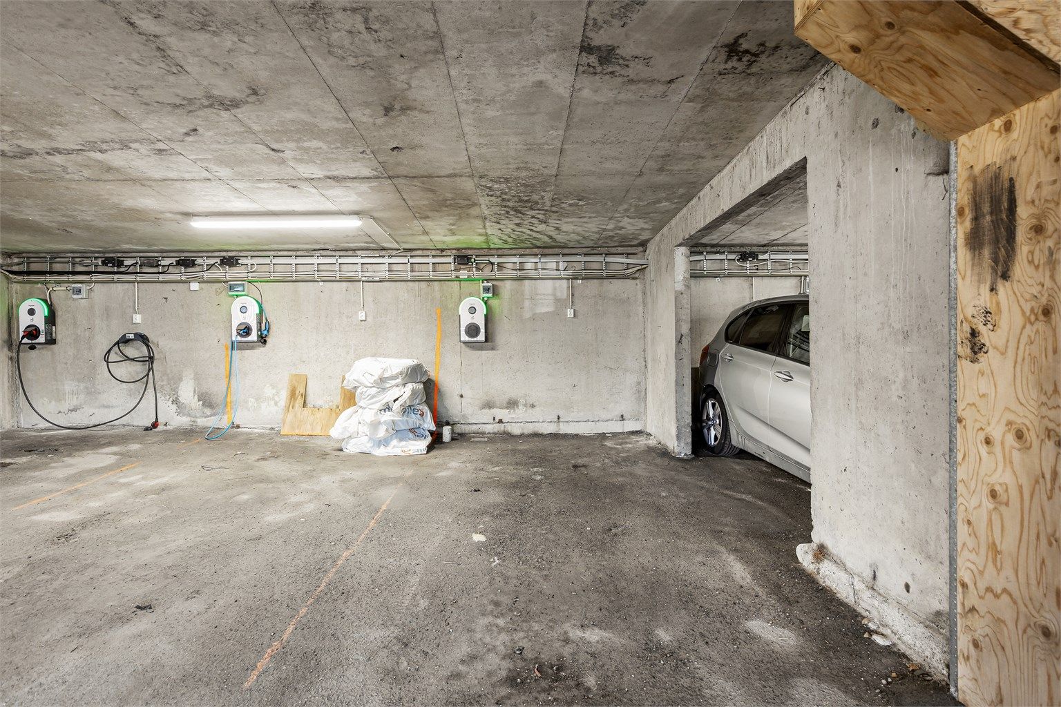 Garasjeplass i felles garasjerekke med lader til EL-bil