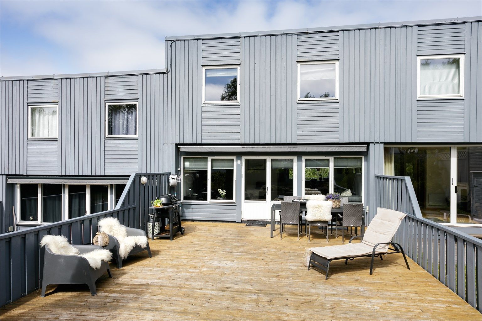 Velkommen til Solsvingen 30, en tiltalende flott rekkehus i attraktivt boligområde på Lerstad presentert av Eiendomsmegler Harald Osdal