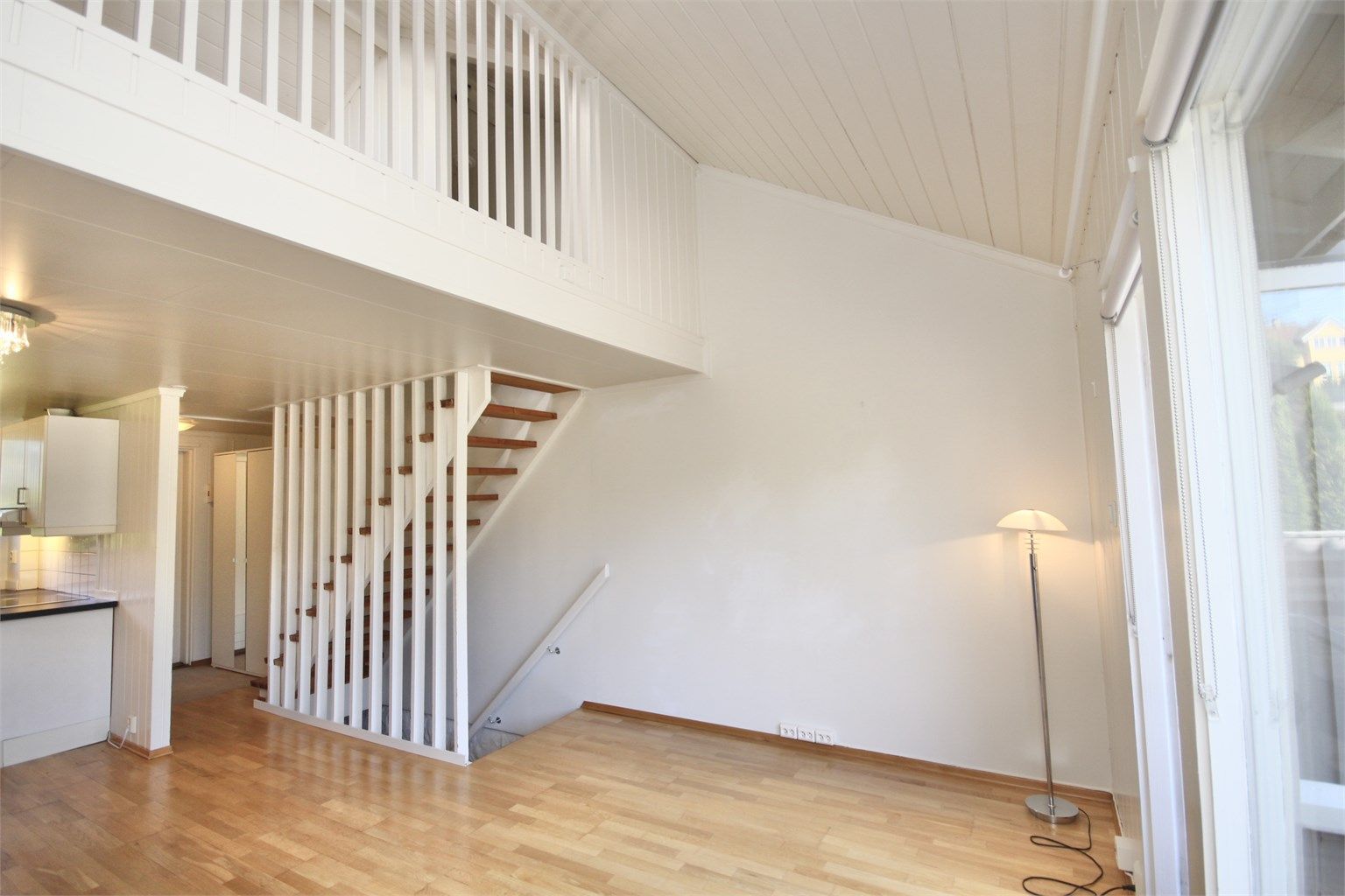En stor og svært trivelig leilighet over 2 plan med hems.