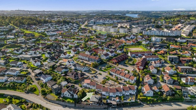 Skoler, barnehager og idrettsanlegg er også like i nabolaget og det er kun en kort kjøretur til Stavanger sentrum.