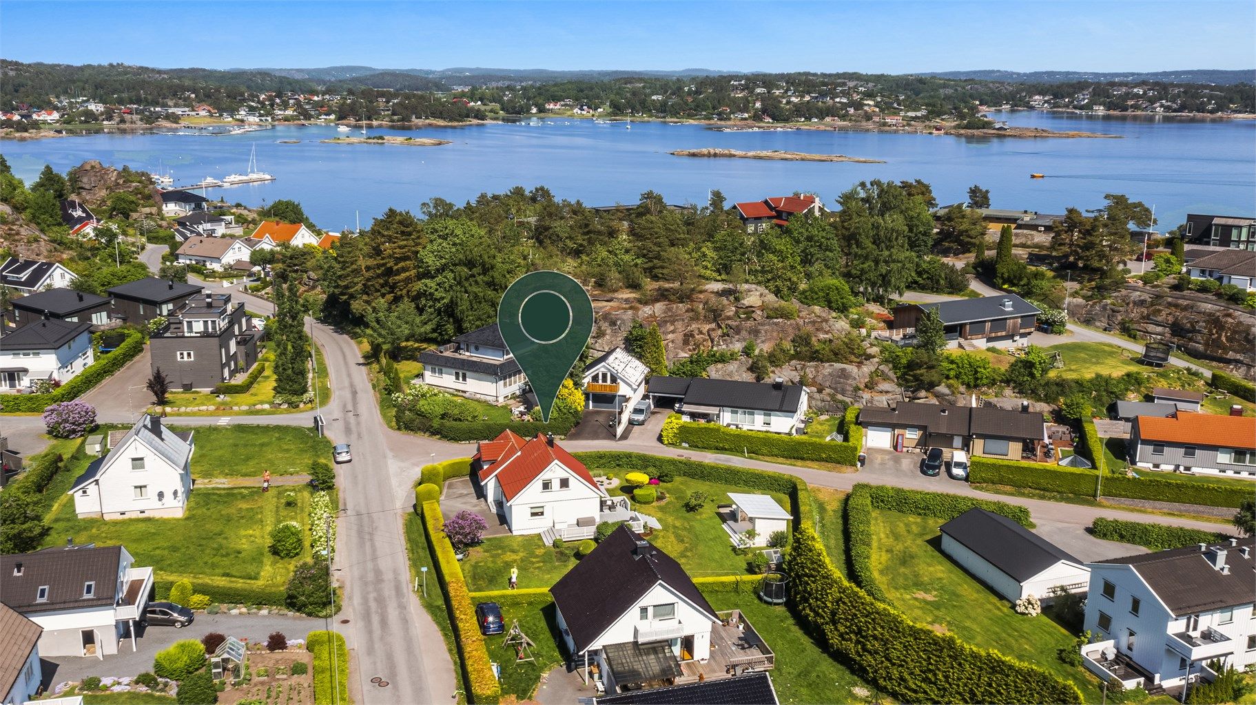 Særdeles vakker og usjenert tomt som trygt kan kalles for både solrik og usjenert