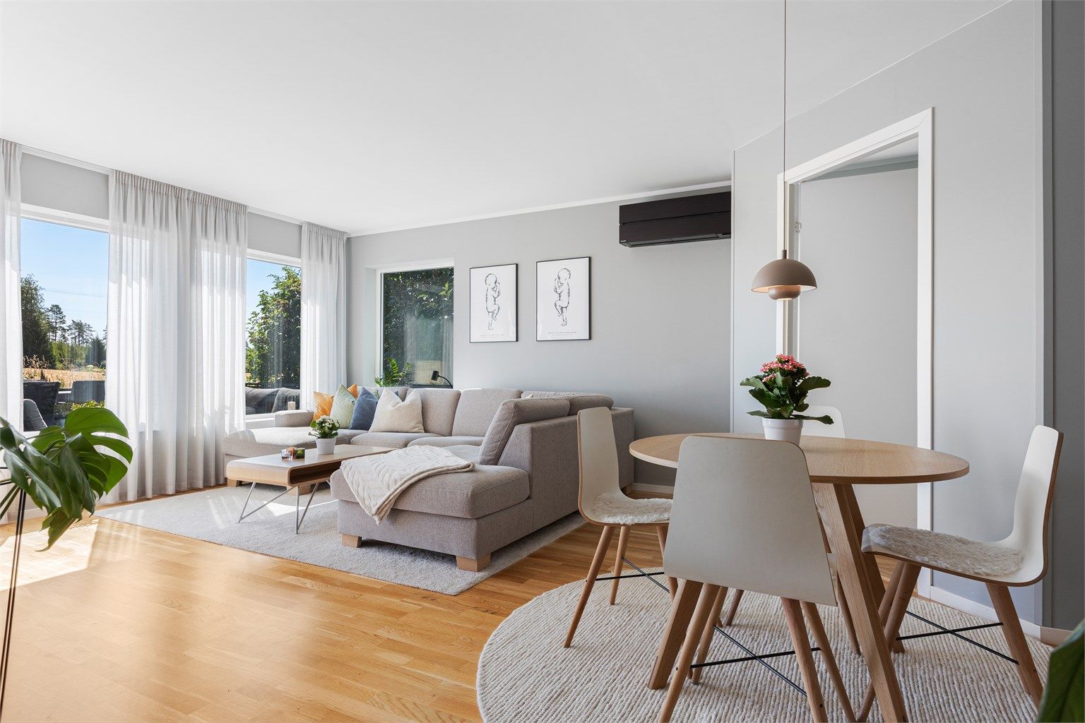 Stuen har plass til en romslig sofagruppe og spisebord.