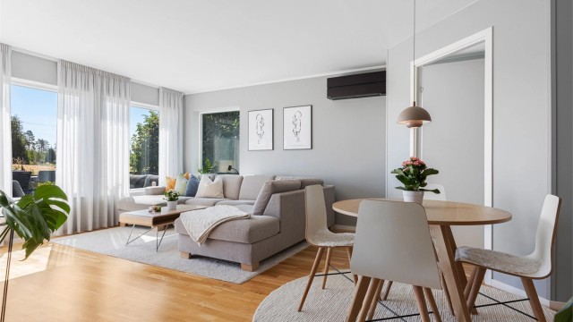 Stuen har plass til en romslig sofagruppe og spisebord.