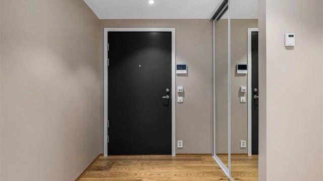 Inngangsdør. Callinganlegg med kamera. Romslig skyvedørsgarderobe.