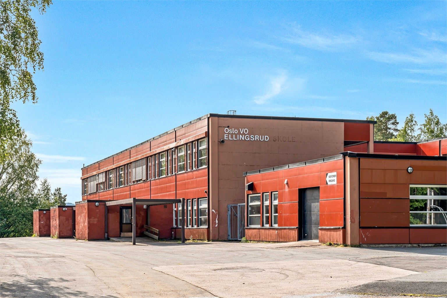 Kort gangavstand til både Bakås barneskole og Ellingsrud ungdomsskole.