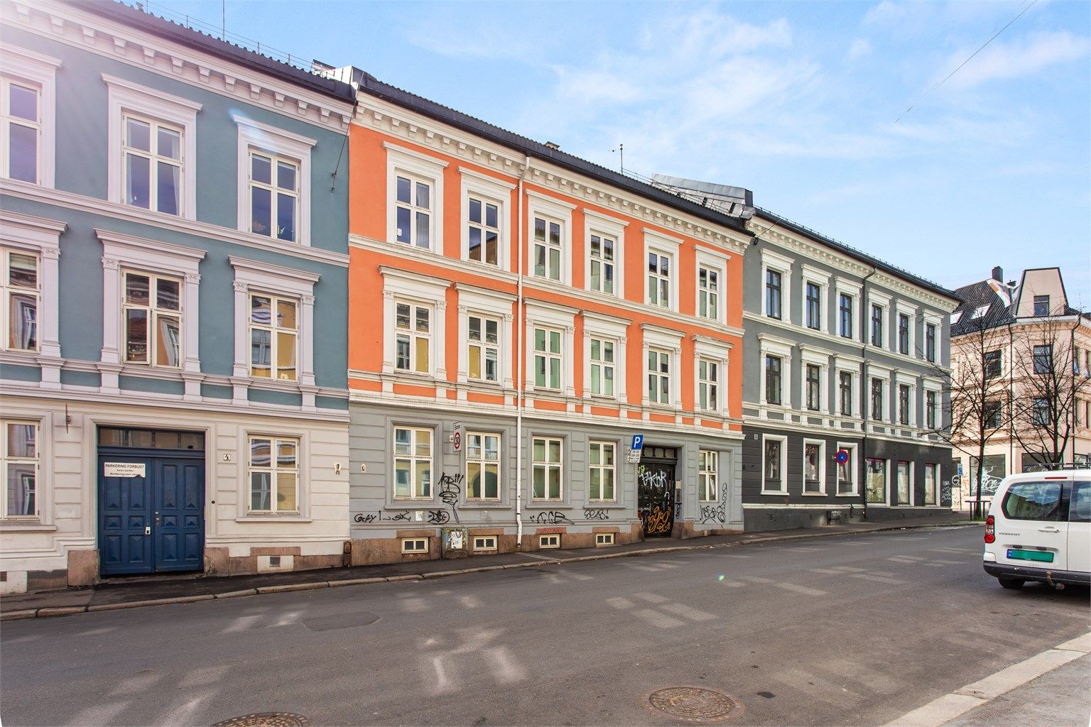 Boligen ligger i indre gård, skjermet fra gateplan. Beliggenheten for deg som ønsker å bo svært sentralt, men likevel rolig og tilbaketrukket.