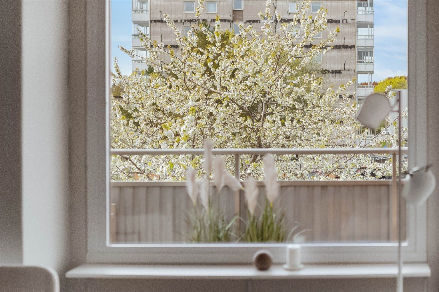 Fra stuen er det utgang til en sydvestvendt og overbygget balkong.