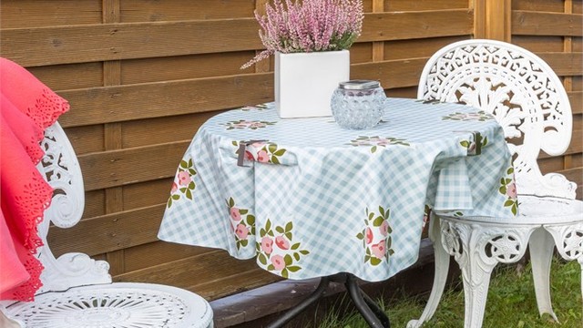 En av de hyggelige sitteplassene i hagen.